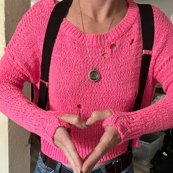 Holister- Gently loved, Distressed style, sexy cropped pink sweater - Picture 4 of 7